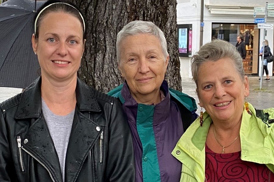 Olena Rybak, Ruslana Dotsenko und Projektleiterin von Kirche geht in die Schule Monika Feichtner-Wörndle