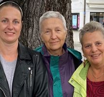Olena Rybak, Ruslana Dotsenko und Projektleiterin von Kirche geht in die Schule Monika Feichtner-Wörndle