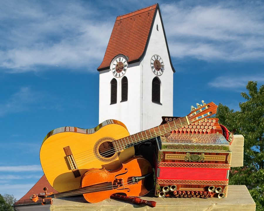 Kirchturm und Instrumente (Geige, Gitarre, Akkorden) für Förderverein