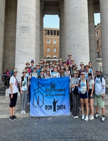 Gruppenbild auf dem Petetrsplatz