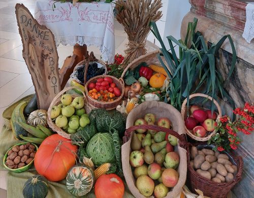 Obstkorb zu Erntedank im Pfarrverband Steinhöring