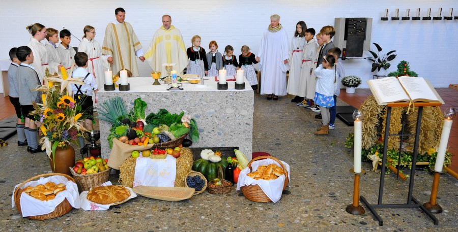 Gottesdienst zu Erntedank am mit Obst und Gemüse geschmückten Altar in St. Korbinian in Freilassing