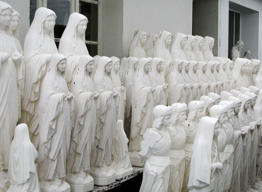 Heiligenwerkstatt: Auf dem Foto sind Heiligenfiguren zu sehen. Sie alle sind weiß.