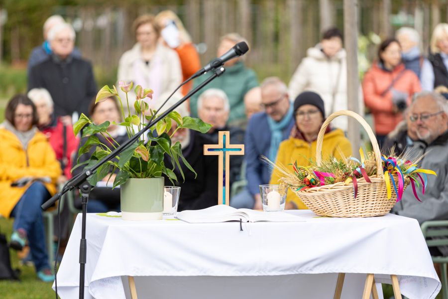 Geschmückter Altar beim ökumenischen Abschlussgottesdienst auf der Landesgartenschau