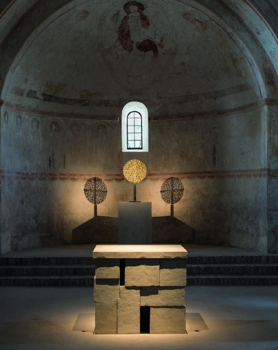 Keferloh_28_Chor_Neuer Altar u. Scheibenkreuz