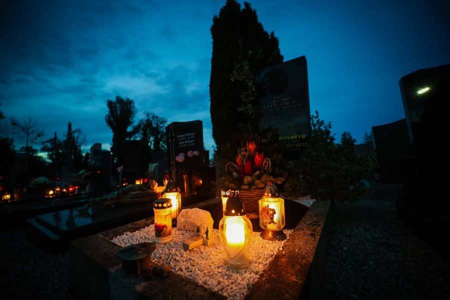 Grab mit Grabkerzen auf einem Friedhof