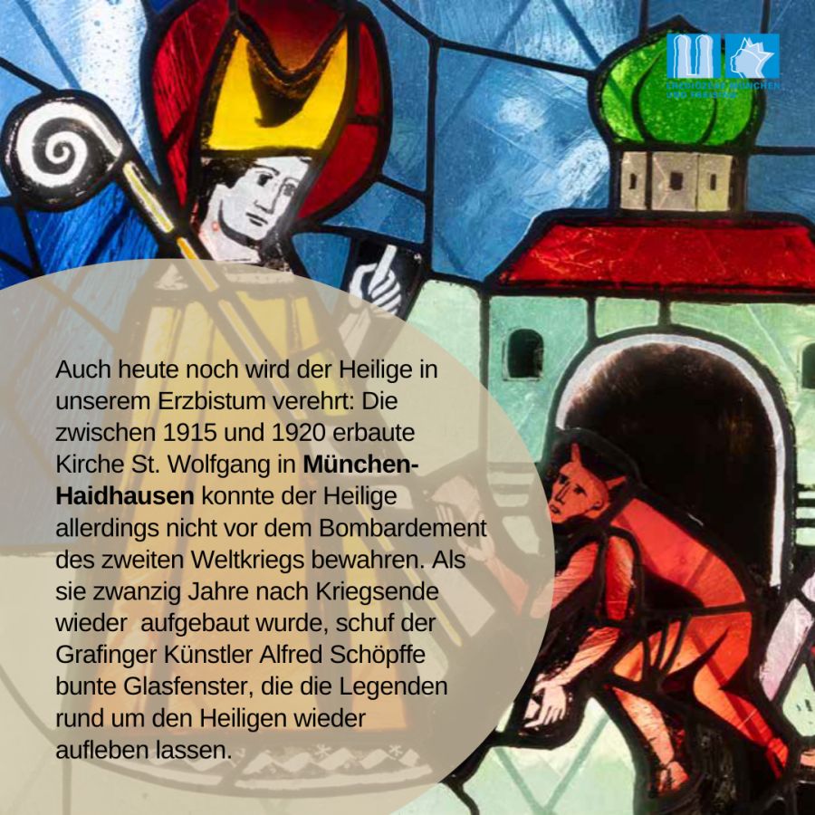 Buntes Glasfenster mit dem Heiligen Wolfgang in St. Wolfgang in München-Haidhausen