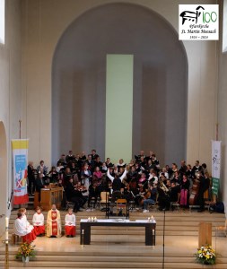 Blick von der Orgelempore auf den Altarraum mit Chor Magnificat und Orchester.