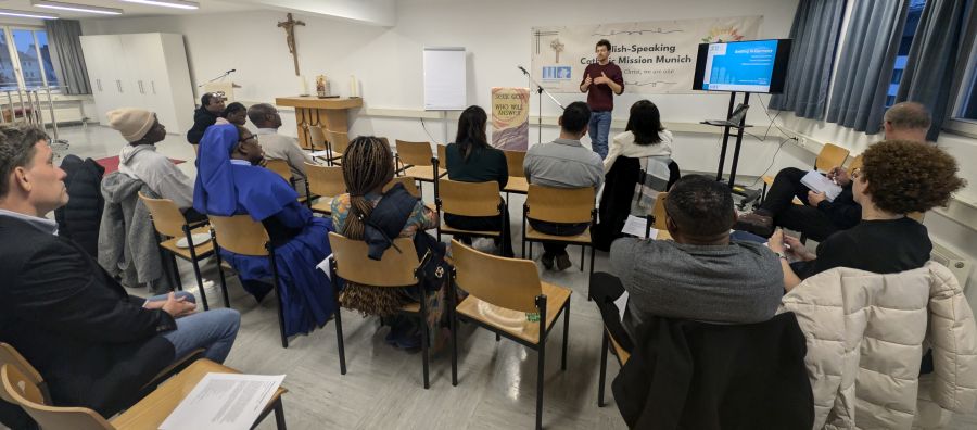 Fachreferent Micha Pollok beim Infoabend zur Initiative „Ministry of Accompaniment“