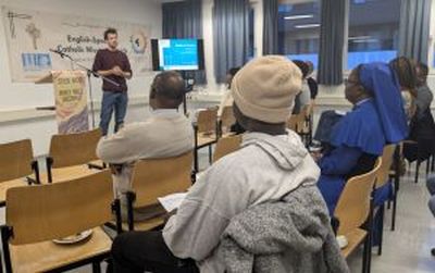 Fachreferent Micha Pollok informiert Zuhörende beim Infoabend zur Initiative „Ministry of Accompaniment“