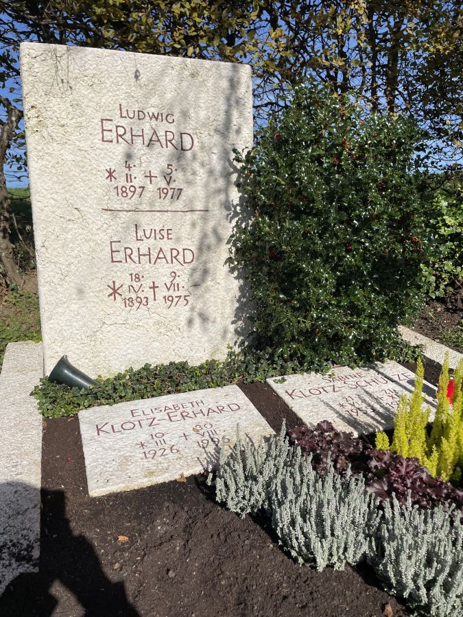 Grabstätte von Ludwig Erhard und Familie auf dem Gmunder Bergfriedhof