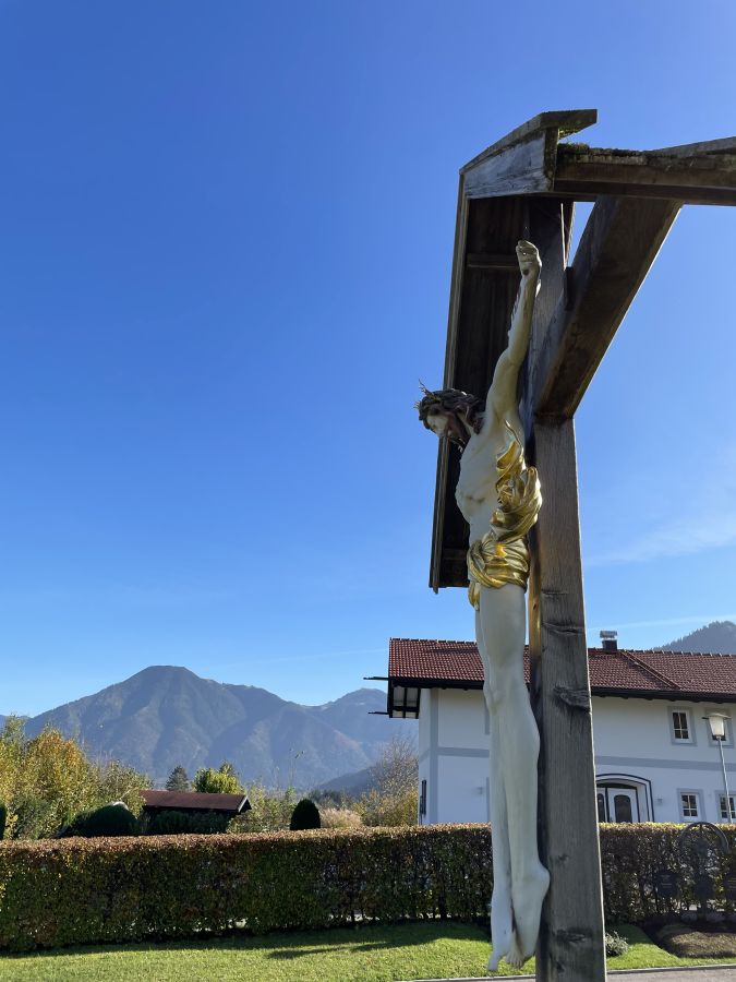 Kruzifix auf dem Bergfriedhof in Bad Wiessee