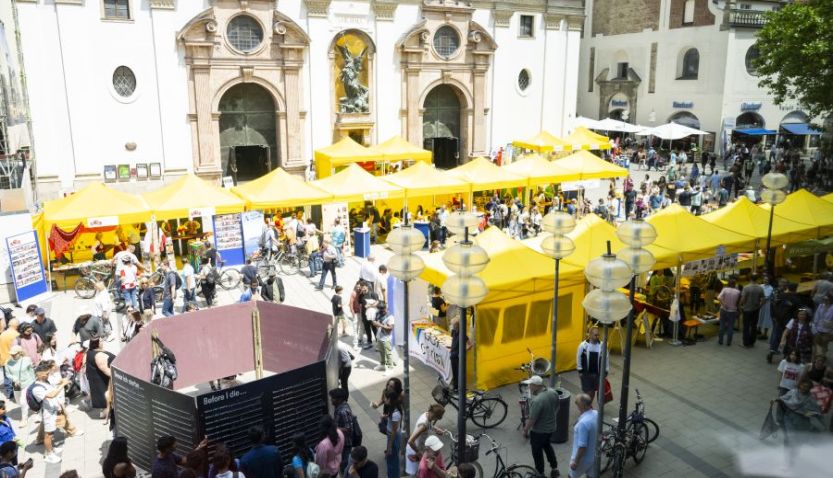 Blick auf die Stände des Bennofests im Juni 2024 in der Neuhauser Straße vor St. Michael