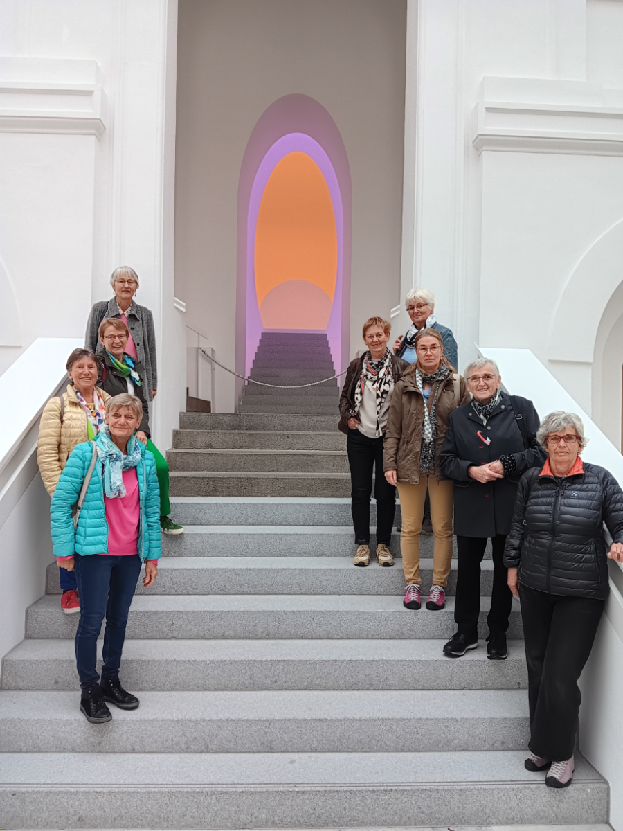 Gruppe vor der Lukaskapelle