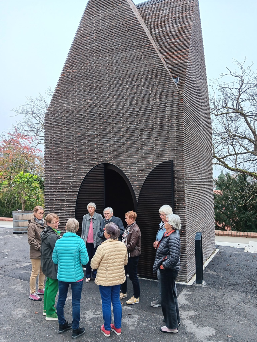 Gruppe vor der Schutzmantel Kapelle
