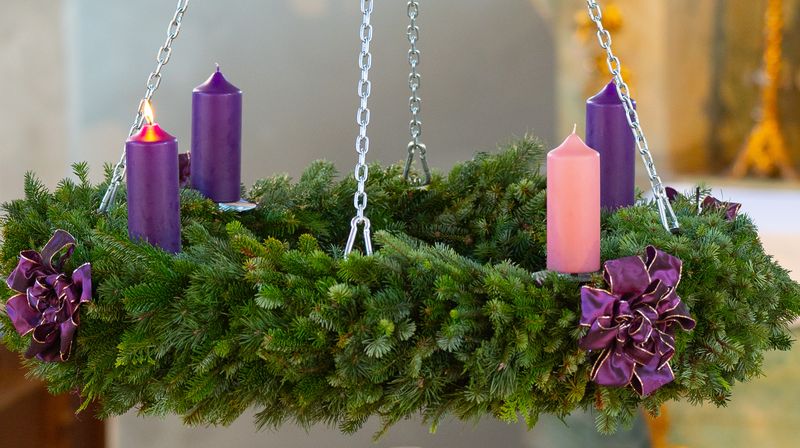 Adventskranz mit der ersten Kerze