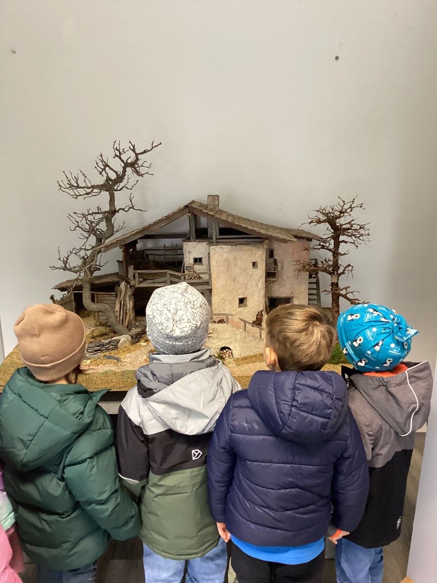 Die Kinder stehen vor der Krippe