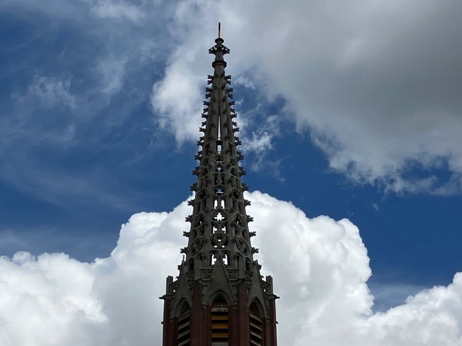 Kirchturm vor blauem Himmel