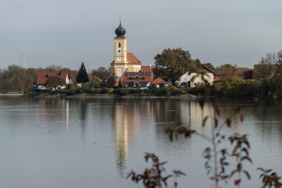 Außenansicht der Pfarrkirche St. Johann Baptist in Eching bei Landshut