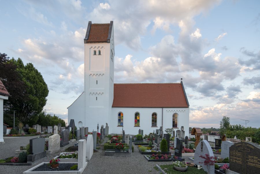 Außenansicht der Alten Georgskirche in Hebertshausen