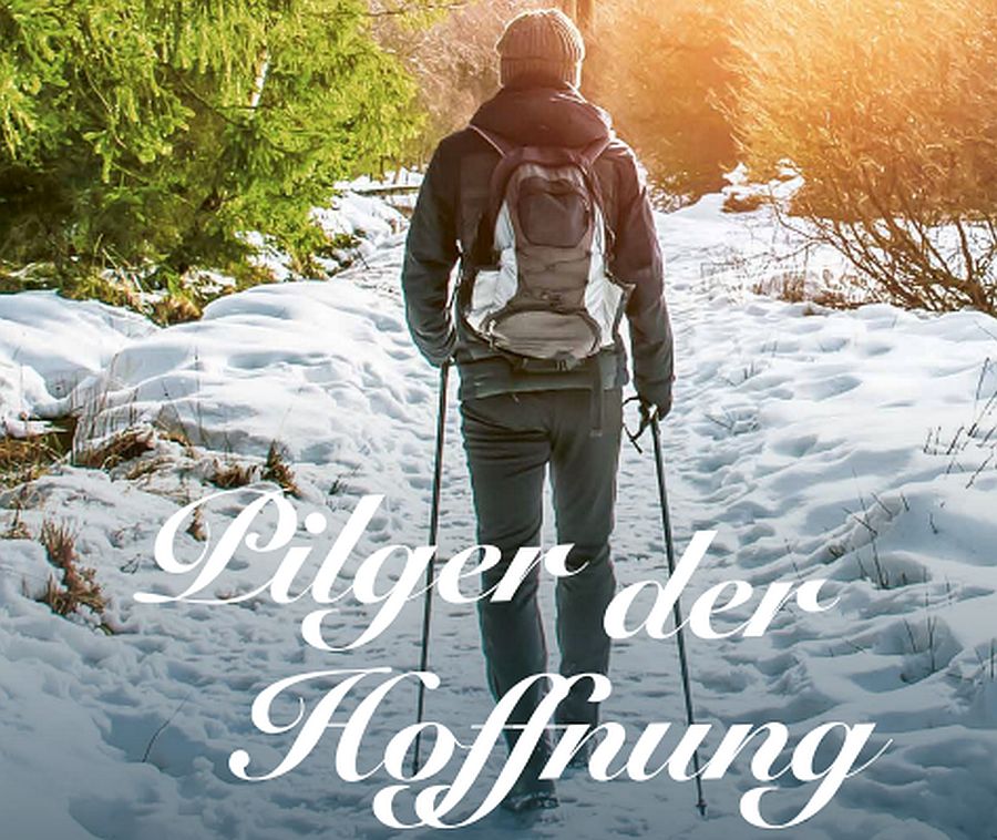 Pilger mit Skistöcken im schneebedeckten Wald