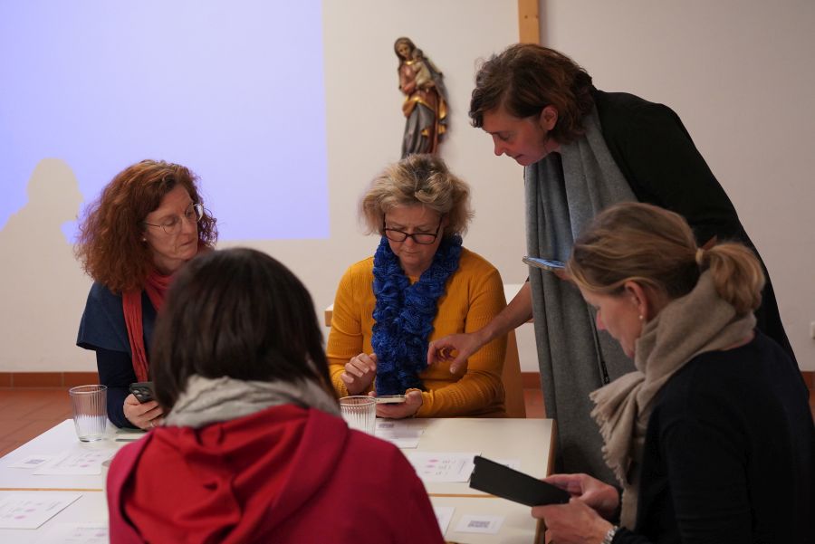 Referentin Tanja Mayr mit Teilnehmenden des Medientags in Moosburg