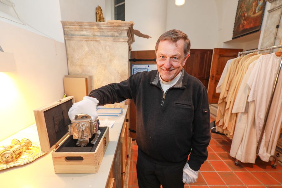 Reisemarschall Diako Josef Kafko präsentiert das Kästchen mit der Korbiniansreliquie