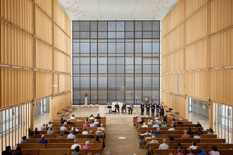 Innenraum von Herz Jesu in München mit Musikgruppe und Publikum