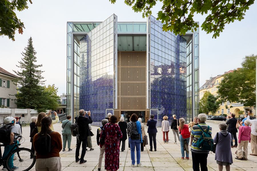 Das Portal der Kirche Herz Jesu in München öffnet sich vor einer Zuschauerschar