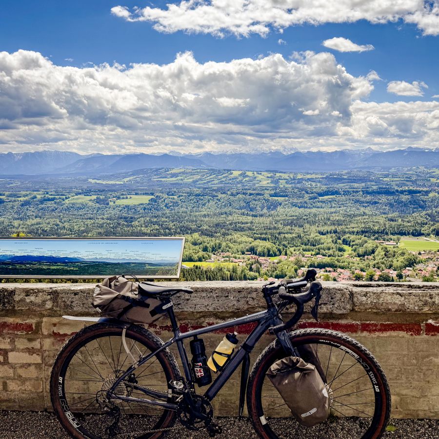 Fahrrad auf Grat mit Blick auf die Alpen
