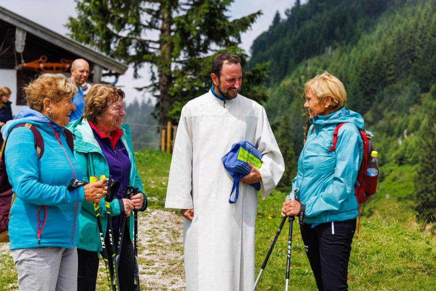 Pfarrer George Gruber im Gespräch mit drei Wanderinnen