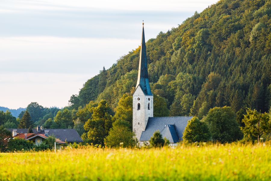 Außenansicht der Kirche St. Valentin in Ruhpolding