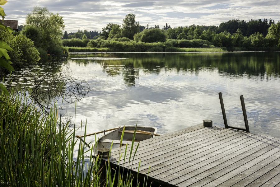 Klostersee mit Ruderboot und Steg