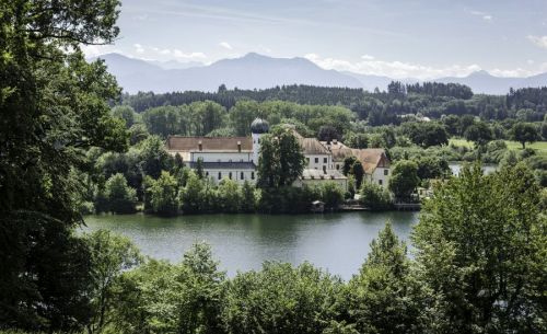 Außenansicht von Kloster Seeon