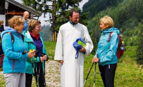 Pfarrer Georg Gruber im Gespräch mit drei Wanderinnen