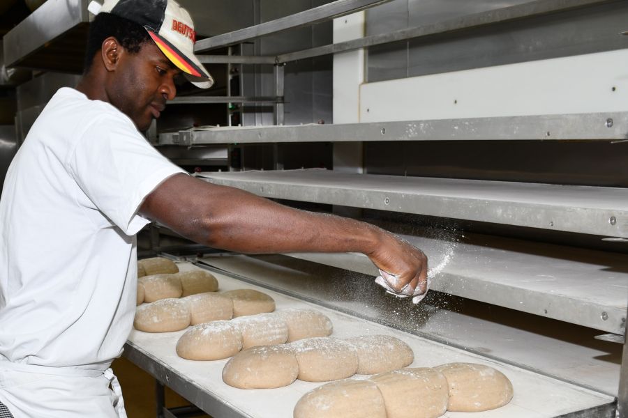 Maliki Diawara bei der Arbeit in der Bäckerei Ratschiller’s in Holzkirchen