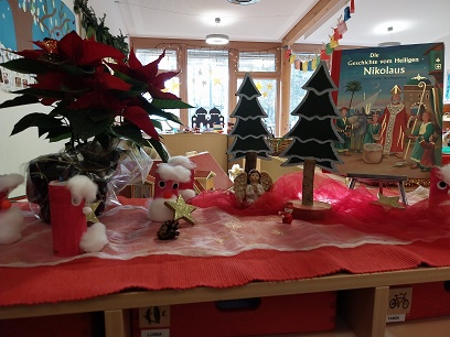 Tisch mit weihnachtlicher Deko