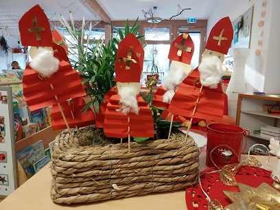 selbstgebstelte Nikoläuse Gr. 4