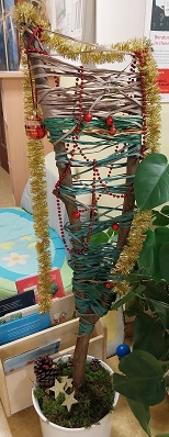 weihnachtlich geschmückte Astgabel aus dem Wald