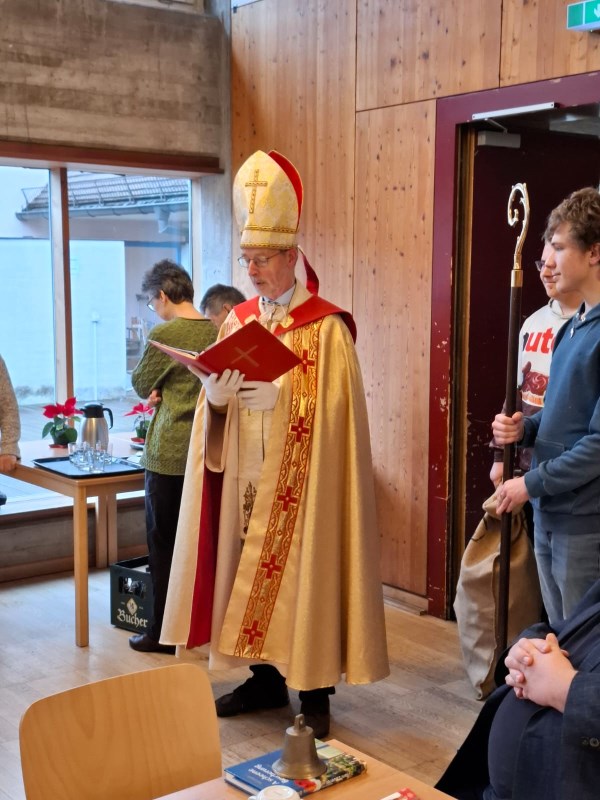 Georg Scheuerer als Nikolaus liest aus seinem Buch.