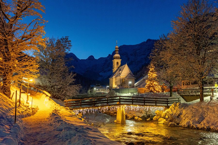 Außenansicht der Pfarrkirche St. Sebastian im verschneiten Ramsau