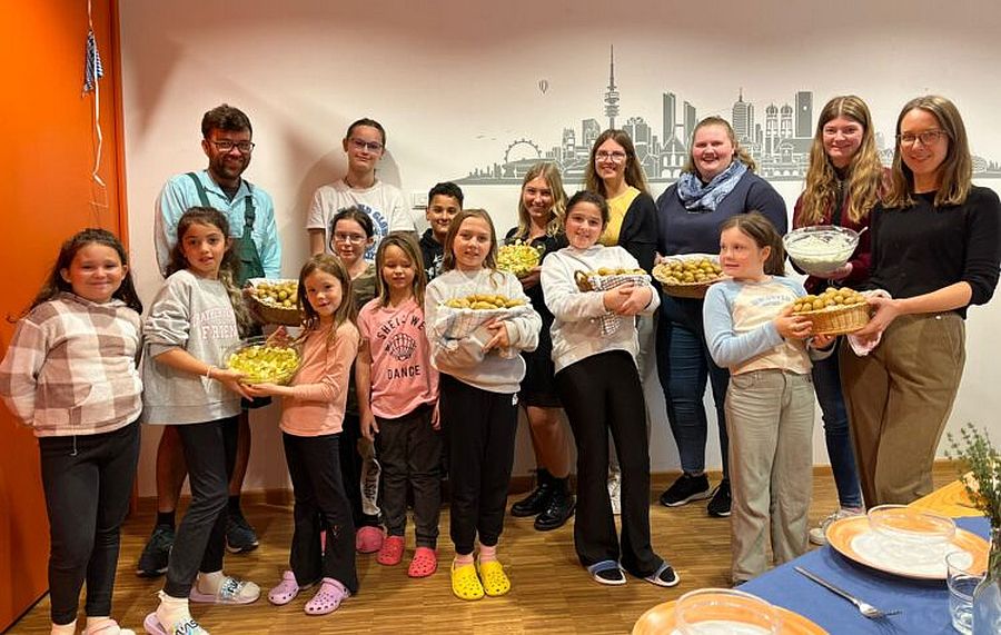 Die Erwachsenen und die Kinder vom Lichtblick Hasenbergl präsentieren ihr gesundes Essen