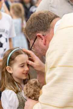 Familiengottesdienst_Foto Kind mit Pfarrer Wagner_2