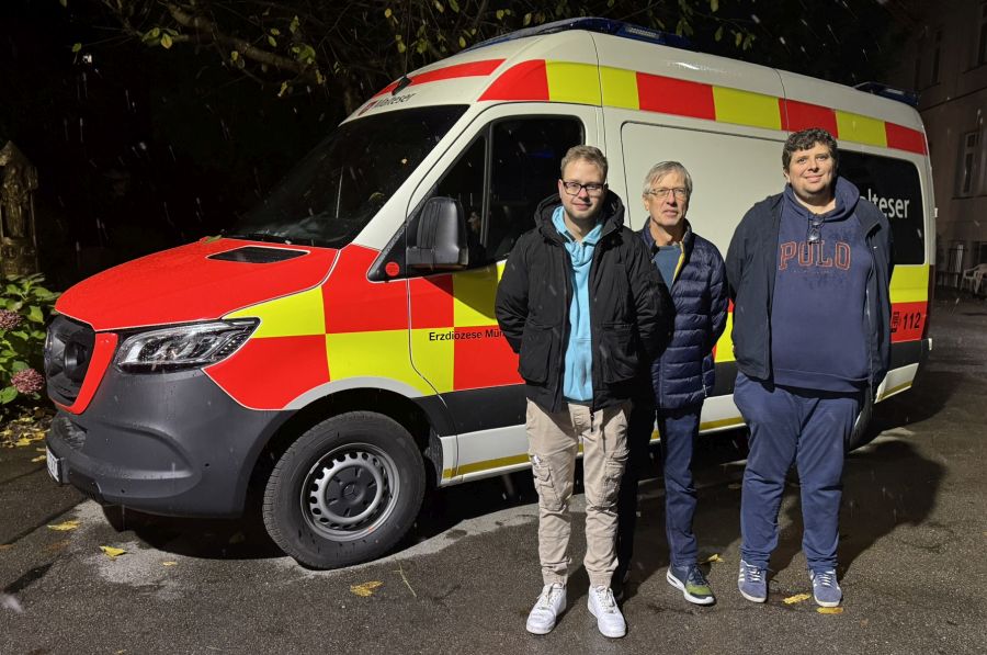v.l.: Die ehrenamtlichen Fahrer Vincent Rieck und Reinhard Schilz sowie Erik Waalkes, Diözesanreferent für Soziales Ehrenamt bei den Maltesern vor dem neuen Herzenswunsch-Krankenwagen