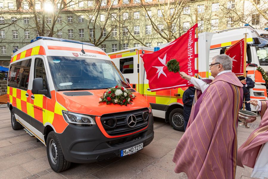 Domkapitular Hans segnet am 15. Dezember 2024 den Herzenswunsch-Krankenwagen auf dem Domvorplatz in München