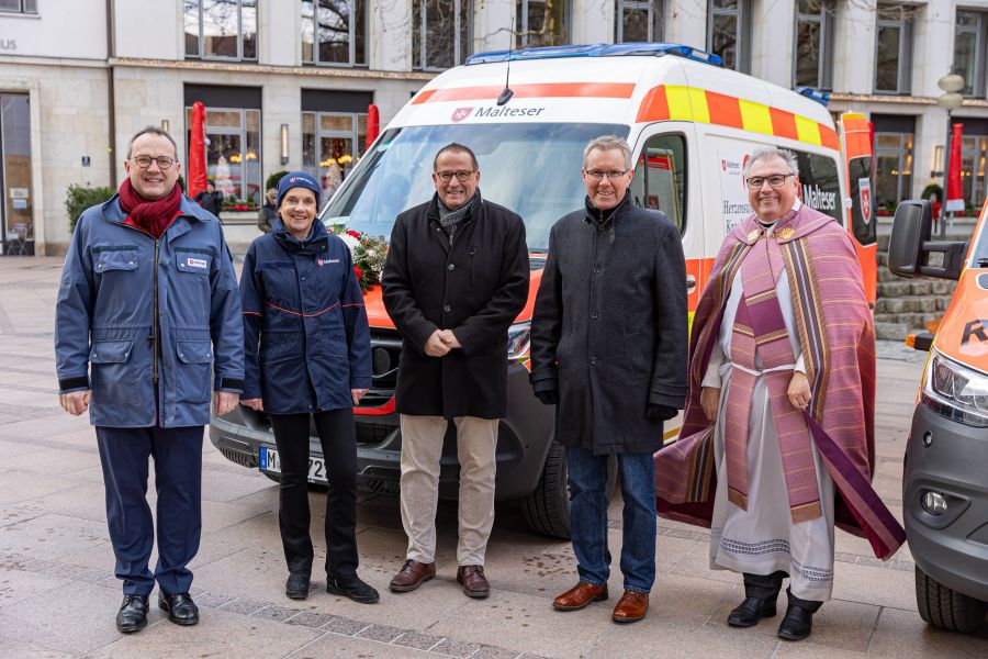 Christoph Friedrich, Stephanie Freifrau von Freyberg, Richard Stefke, Alois Obermaier und Domkapitular Hans-Georg Platschek vor den gesegneten Malteser-Fahrzeugen