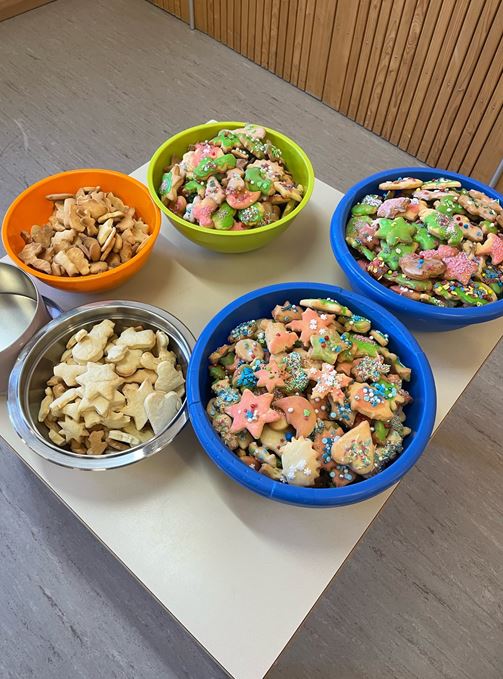 Viele, mit dekorierten und verzierten Plätzchen gefüllte Schüsseln warten darauf, von den Kindern verspeist zu werden.