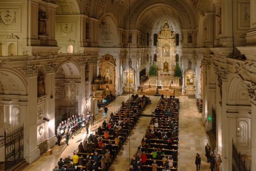 Vollbesetzte Reihen in der Kirche St. Michael in München