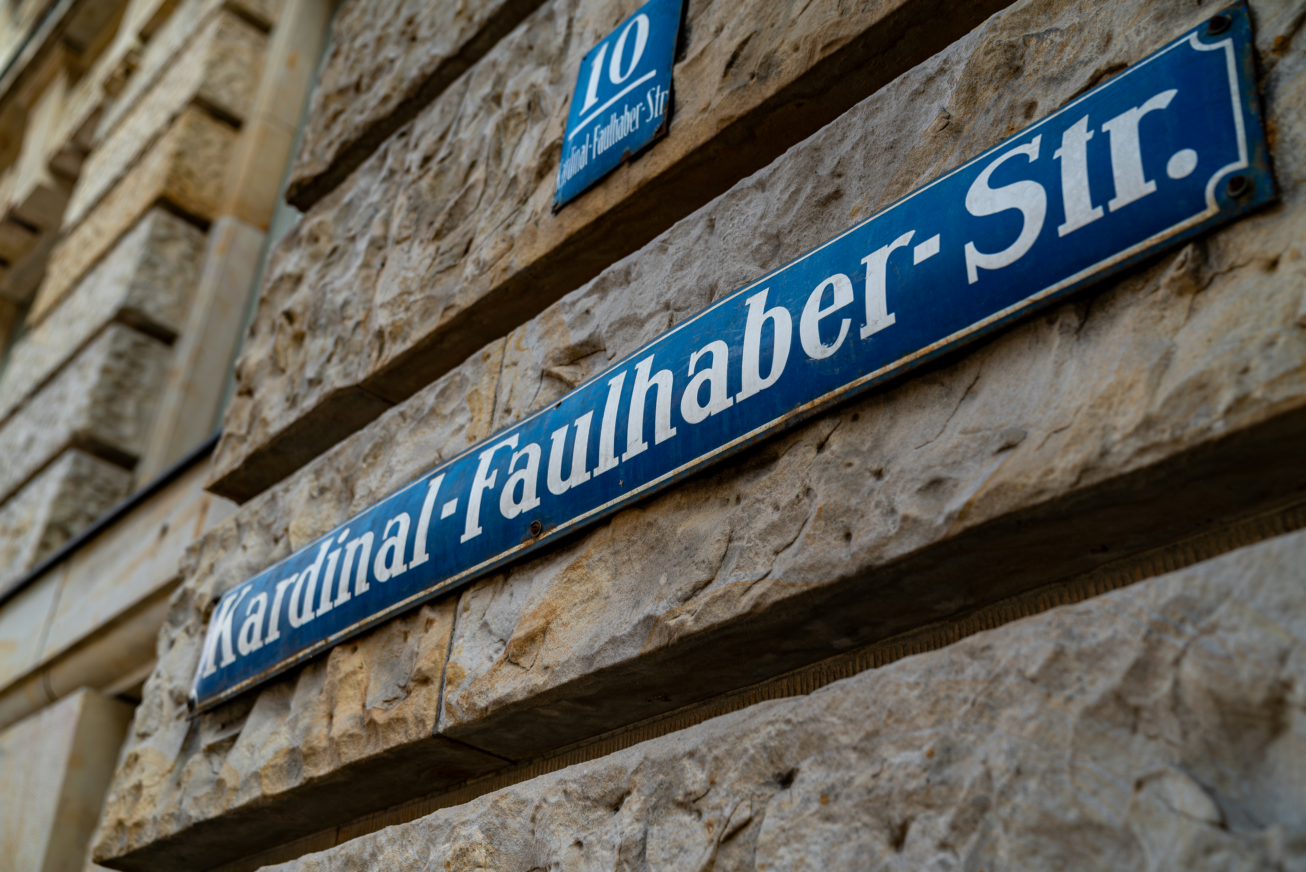 Straßenschild der Kardinal-Faulhaber-Straße sowie der Hausnummer 10