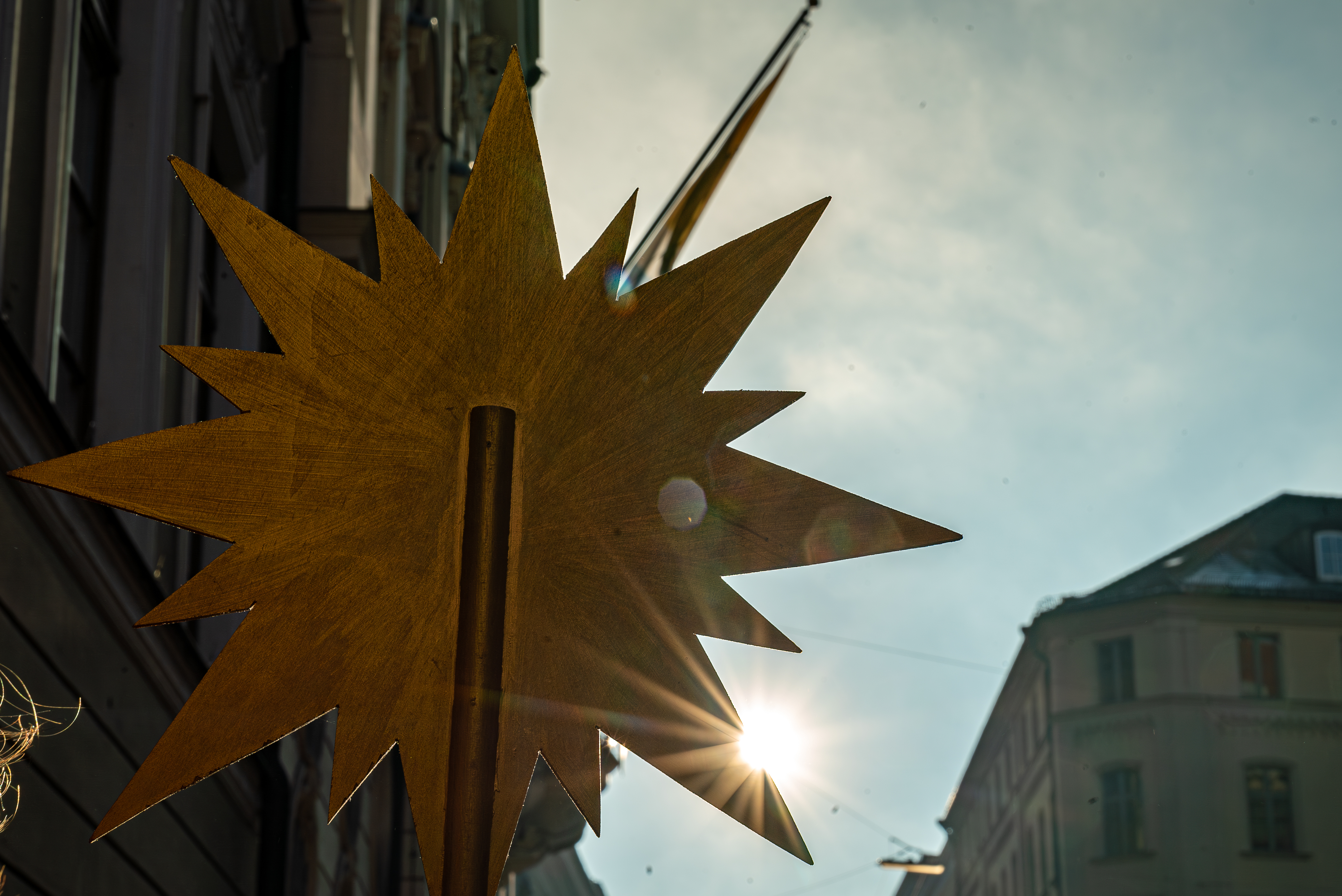 Hinter dem Stern der Gruppe sieht man die Sonne durchstrahlen